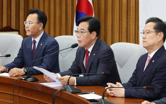 송언석(가운데) 국민의힘 원내대표가 17일 국회에서 열린 원내대책회의에서 발언하고 있다. [연합뉴스]