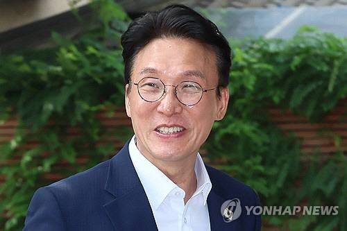 김민석 국무총리 후보자가 17일 서울 종로구 통의동 금융감독연수원에 마련된 청문회 준비단 사무실로 출근하고 있다. [연합뉴스]