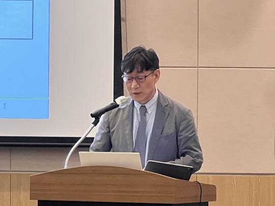 황용석 건국대학교 미디어커뮤니케이션학과 교수가 17일 서울 여의도 FKI컨퍼런스센터에서 열린 '플랫폼 시대의 법정책 과제와 대응 전략' 세미나에서 발표하고 있다. 유진아 기자