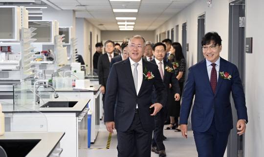 정의선(앞줄 왼쪽) 현대자동차그룹 회장과 김재호(앞줄 오른쪽) 고려중앙학원 이사장이 지난 16일 참석자들과 서울 성북구 고려대학교 의료원 메디사이언스파크 정몽구 미래의학관의 백신 개발 연구 시설을 둘러보고 있다. 현대차그룹 제공