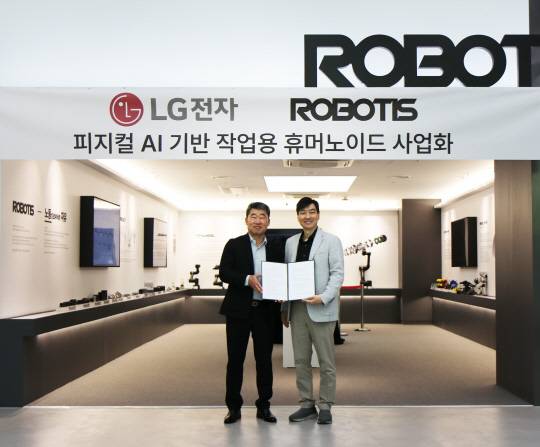 이현욱(왼쪽) LG전자 부사장과 김병수 로보티즈 대표가 17일 서울 마곡 로보티즈 본사에서 기념촬영을 하고 있다. 로보티즈 제공