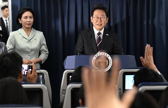 이재명 대통령, 기내 기자간담회     (캘거리[캐나다]=연합뉴스) 한상균 기자 = 주요 7개국(G7) 정상회의 참석을 위해 출국한 이재명 대통령이 16일(현지시각) 캐나다 앨버타주 캘거리로 향하는 공군 1호기에서 기자간담회를 하고 있다. 2025.6.17     xyz@yna.co.kr (끝)