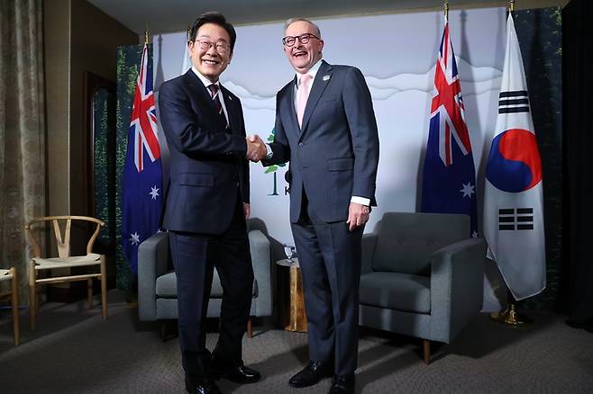 이재명 대통령, 앤서니 앨버니지 호주 총리와 악수     (캘거리[캐나다]=연합뉴스) 홍해인 기자 = 51차 주요 7개국(G7) 정상회의에 참석한 이재명 대통령이 16일(현지시간) 캐나다 앨버타주 캘거리의 한 호텔에서 앤서니 앨버니지 호주 총리를 만나 한·호주 정상회담을 하며 악수하고 있다. 2025.6.17     hihong@yna.co.kr (끝)