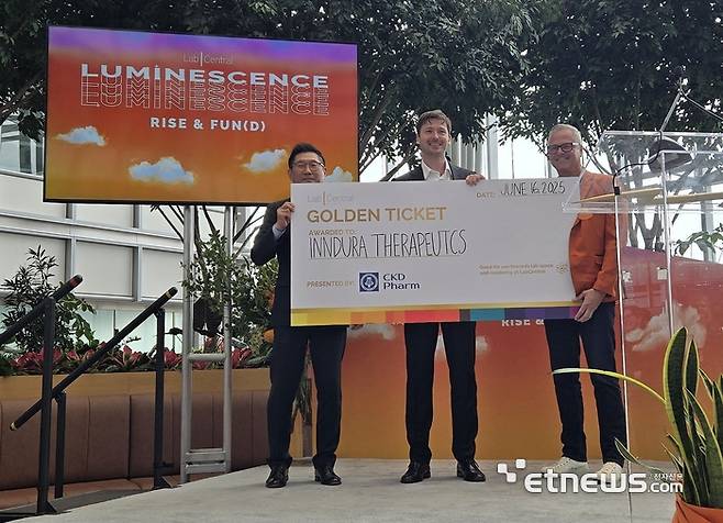 16일(현지시각) 미국 보스턴에서 열린 '2025 CKD Pharm Golden Ticket' 행사에서 (왼쪽부터) 김영주 종근당 대표와 InnDura Therapeutics CEO Nikola Ivica, 랩센트럴 CBO Mike Larhette가 기념촬영을 하고 있다.