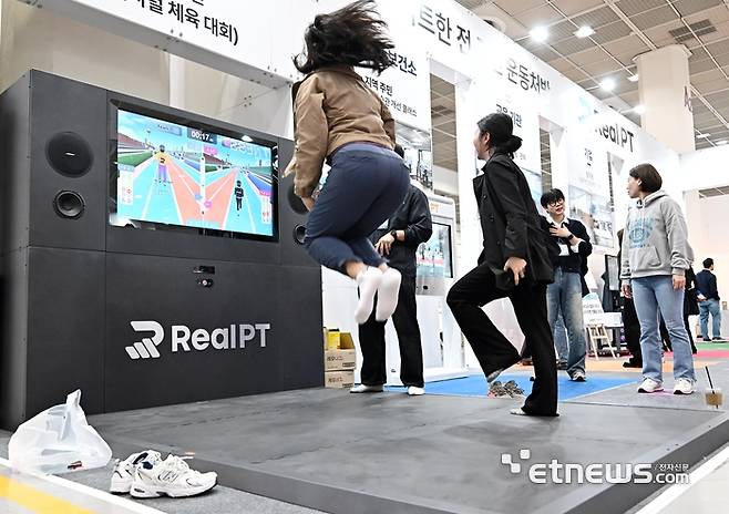 지난 3월 2025 서울국제스포츠레저산업전(SPOEX)에서 참관객이 AI 건강관리 서비스를 이용하고 있다.  이동근기자 foto@etnews.com