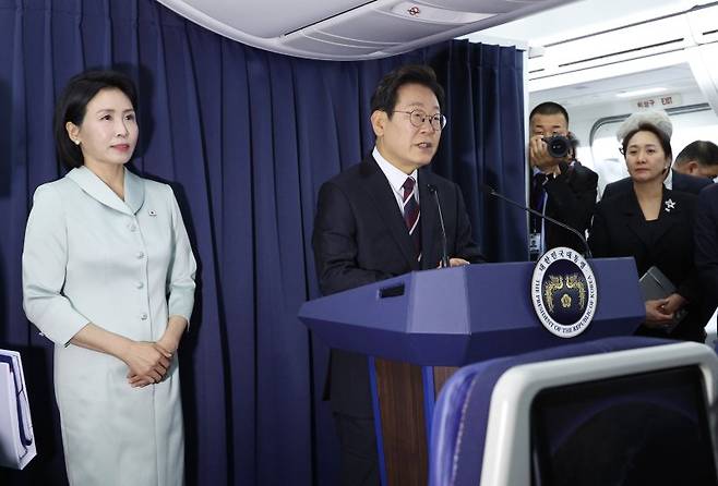 이재명 대통령, G7 순방 1호기 기자간담회 (캘거리[캐나다]=연합뉴스) 한상균 기자 = 이재명 대통령이 16일(현지시간) 주요 7개국(G7) 정상회의 참석을 위해 캐나다 앨버타주 캘거리로 향하며 공군 1호기에서 김혜경 여사와 함께 기자간담회에 참석해 발언하고 있다. 2025.6.17 xyz@yna.co.kr (끝)