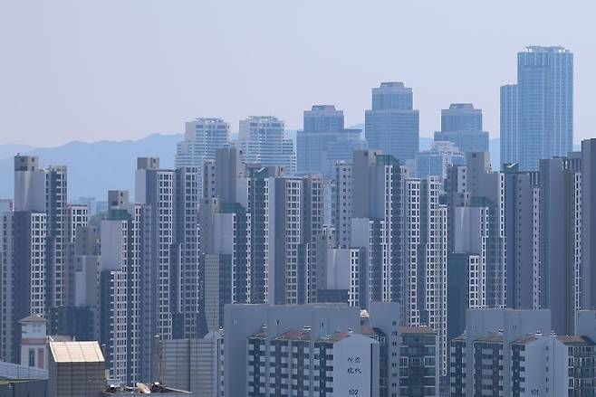 한국부동산원이 5일 발표한 '6월 첫째주(6월 2일 기준) 전국 주간 아파트가격 동향'에 따르면 서울 아파트 매매가격은 전주 대비 0.19% 오르며 18주 연속 오른 것으로 나타났다. 사진은 이날 서울 서초구의 아파트 단지 모습. 연합뉴스