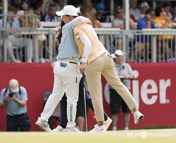 2025년 미국여자프로골프(LPGA) 투어 마이어 LPGA 클래식 우승 경쟁에 뛰어든 최혜진 프로가 최종라운드에서 경기를 마친 모습이다. 우승을 차지한 동반 플레이어 카를로타 시간다(스페인)를 축하해주고 있다. 사진제공=ⓒAFPBBNews = News1