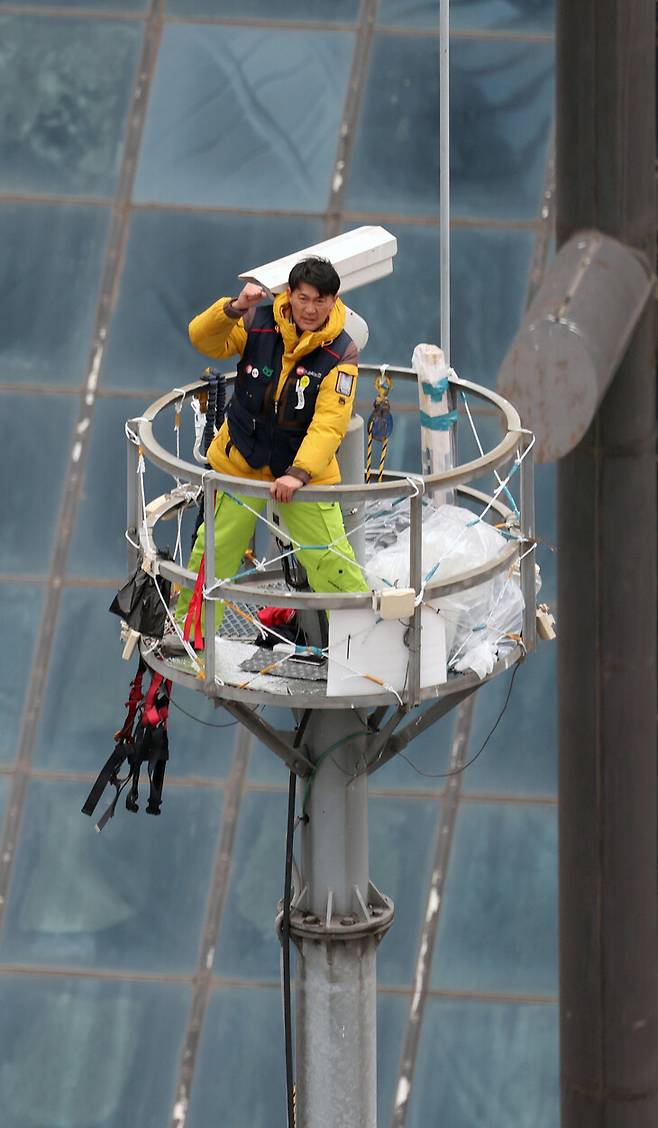 김형수 금속노조 거제통영고성조선하청지회장이 원청인 한화오션에 임금 직접 교섭을 요구하며 3월16일 서울 중구 한화빌딩 앞 30m 폐회로텔레비전(CCTV) 철탑에 올라 고공농성을 벌이고 있다. 김영원 기자 forever@hani.co.kr