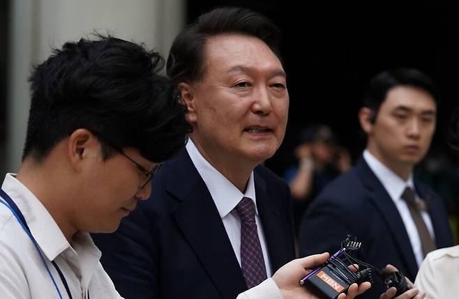 윤석열 전 대통령이 16일 서울 서초구 서울중앙지방법원에서 열린 내란 우두머리 혐의 7차 공판을 마치고 법원을 나서고 있다. 사진공동취재단