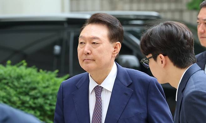 윤석열 전 대통령이 16일 오전 서울 서초구 서울중앙지법에서 열린 내란 우두머리 혐의·직권남용 권리행사 방해 혐의 사건 7차 공판에 출석하고 있다. 김영원 기자 forever@hani.co.kr