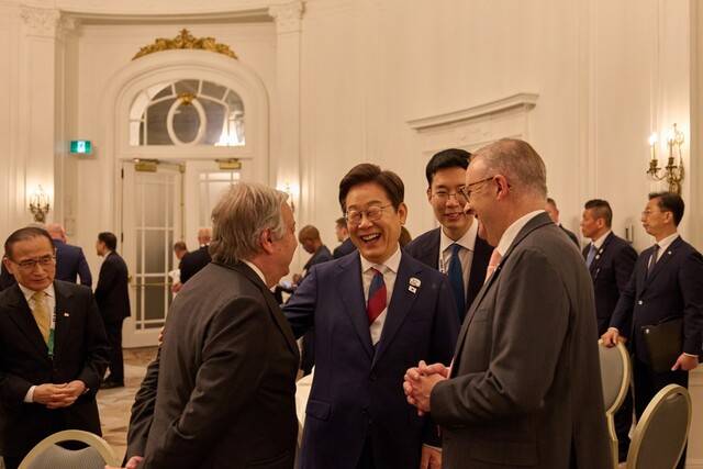 이재명 대통령이 16일(현지시각) 캐나다 캘거리 한 호텔에서 열린 캐나다 총독 내외 주최 주요 7개국(G7) 정상회의 초청국 리셉션에서 참석자들과 대화하고 있다. 연합뉴스
