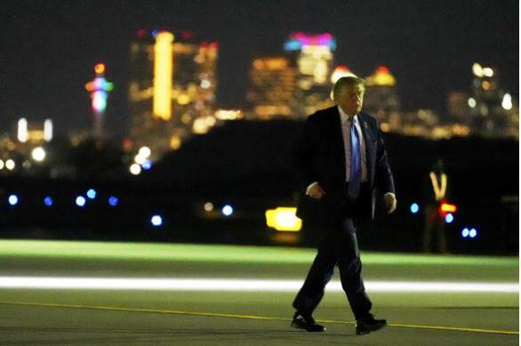 도널드 트럼프 미국 대통령이 16일 캐나다 캐내내스키스에서 열린 주요 7개국(G7) 정상회의를 이란-이스라엘 전쟁 때문에 중단하고 백악관으로 복귀하기 위해 전용기로 걸어가고 있다. AP 연합뉴스