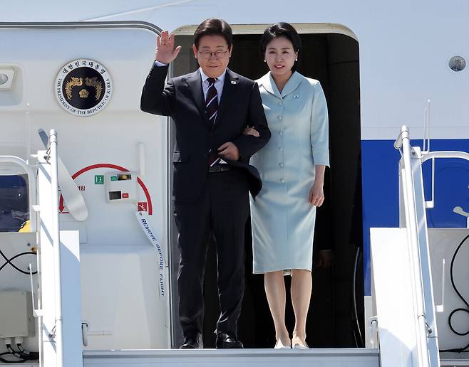 이재명 대통령과 김혜경 여사가 16일(현지시각) 주요 7개국(G7) 정상회의에 참석하기 위해 캐나다 앨버타주 캘거리국제공항에 도착해 인사하고 있다. 캘거리/김태형 기자 xogud555@hani.co.kr