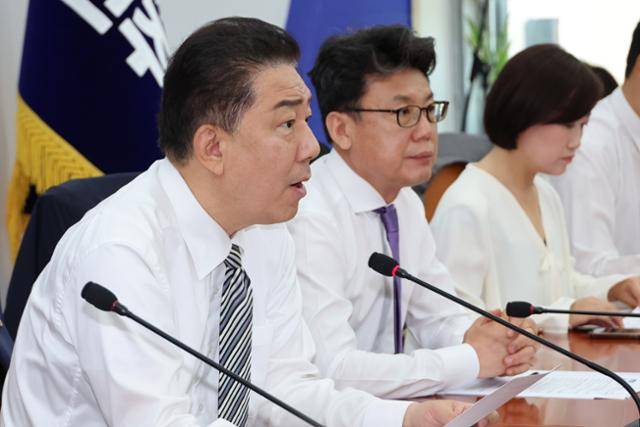더불어민주당 김병기 당대표 직무대행 겸 원내대표가 17일 서울 여의도 국회에서 열린 원내대책회의에서 발언하고 있다. 연합뉴스