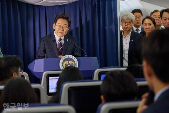 주요 7개국(G7) 정상회의 참석을 위해 출국한 이재명 대통령이 16일(현지시간) 캐나다 앨버타주 캘거리로 향하는 공군 1호기에서 기자간담회를 하고 있다. 공동취재사진