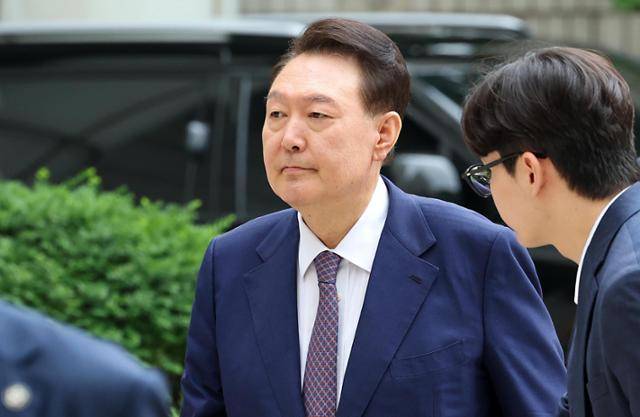 윤석열 전 대통령이 16일 서울 서초구 서울중앙지방법에서 열린 내란 우두머리 혐의·직권남용 권리행사 방해 혐의 사건 7차 공판에 출석하고 있다. 사진공동취재단