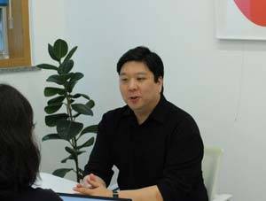 리하베스트 민명준 대표가 기자에게 리너지 가루에 대해 설명하고 있다./사진=리하베스트 제공