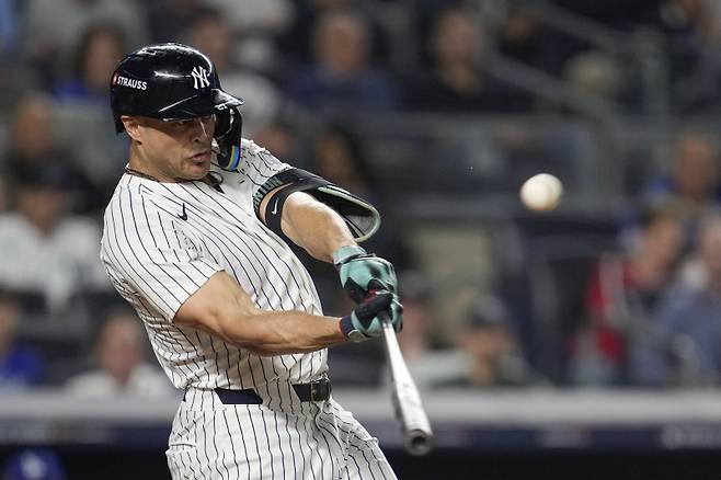 <yonhap photo-3188=""> New York Yankees' Giancarlo Stanton hits a home run against the Los Angeles Dodgers during the third inning in Game 5 of the baseball World Series, Wednesday, Oct. 30, 2024, in New York. (AP Photo/Godofredo A. V?squez)/2024-10-31 10:08:15/ <저작권자 ⓒ 1980-2024 ㈜연합뉴스. 무단 전재 재배포 금지, AI 학습 및 활용 금지></yonhap>