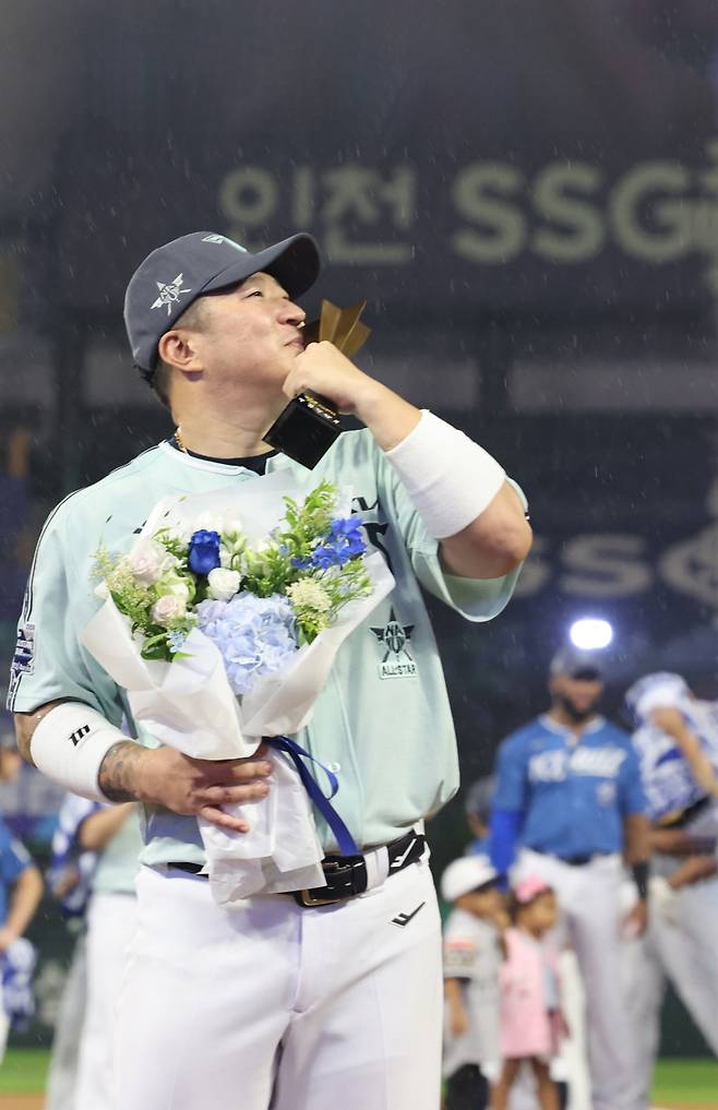 6일 인천 SSG랜더스필드에서 열린 ‘KBO리그 올스타전’ 나눔 올스타가 4-2 승리했다. 최형우가 미스터 올스타를 수상하고 트로피에 입을 맞추고 있다.인천=정시종 기자 capa@edaily.co.kr /2024.07.06.