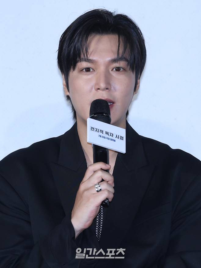배우 이민호가 17일 오전 서울 광진구 롯데시네마 건대입구점에서 열린 영화 '전지적 독자 시점' 제작보고회에 참석해 인사말을 하고 있다. '전지적 독자 시점'은 10년 이상 연재된 소설이 완결된 날 소설 속 세계가 현실이 되고, 유일한 독자였던 '김독자'가 소설 주인공 '유중혁' 등을 만나 멸망한 세상에 살아남기 위해 나서면서 벌어지는 이야기. 오는 7월 23일 개봉. 서병수 기자 qudtn@edaily.co.kr /2025.06.17/