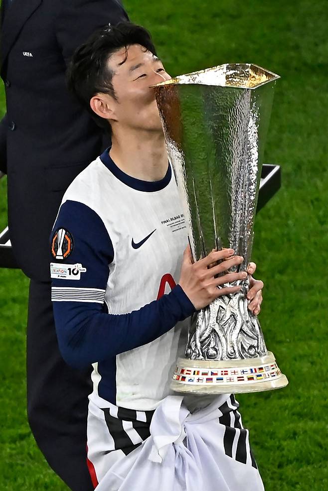 UEL 우승 트로피에 입을 맞추는 손흥민. 사진=AFP 연합뉴스