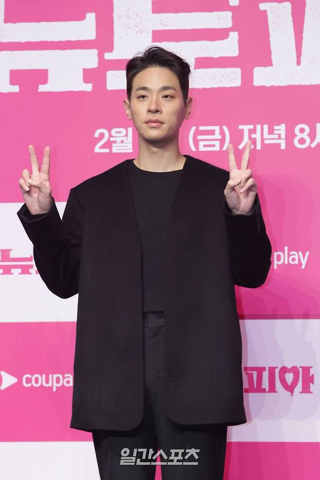 <yonhap photo-2981=""> 브이 만든 박정민 (서울=연합뉴스) 강민지 기자 = 배우 박정민이 7일 오전 서울 영등포구 콘래드 호텔에서 열린 쿠팡플레이 시리즈 '뉴토피아' 제작발표회에서 포즈를 취하고 있다. 2025.1.7 mjkang@yna.co.kr/2025-01-07 11:30:25/ <저작권자 ⓒ 1980-2025 ㈜연합뉴스. 무단 전재 재배포 금지, AI 학습 및 활용 금지></yonhap>