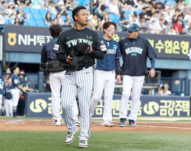 17일 오후 잠실야구장에서 열린 2025 프로야구 NC와 LG 경기. LG 선발 에르난데스가 2회 NC 박건우의 머리를 맞춰 퇴장 당하고 있다. 잠실=정시종 기자 capa@edaily.co.kr /2025.06.17.