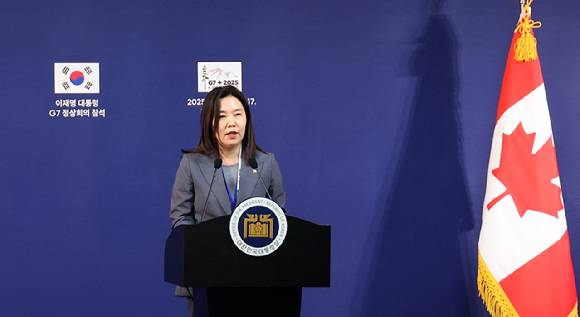강유정 대통령실 대변인이 16일(현지시간) 캐나다 앨버타주 캘거리 한 호텔의 한국 프레스센터에서 이재명 대통령의 주요 7개국(G7) 정상회의 참석 관련 브리핑을 하고 있다. 2025.6.17 [사진=연합뉴스]