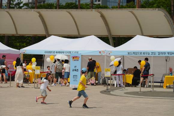 지난 15일 카카오게임즈가 '세계 놀이의 날'을 맞아 지난 15일 경기 성남 화랑공원에서 '찾아가는 프렌즈게임 랜드 - 힘껏! 맘껏! 실컷! 우리 다 같이 놀자 게임 한바퀴' 행사를 개최했다. 사진은 행사 현장. [사진=카카오게임즈]