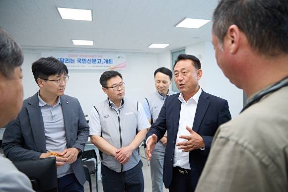 이충우 여주시장이 13일 오학동 행정복지센터에서 열린 '2025년 달리는 국민신문고'에서 발언하고 있다. [사진=여주시]