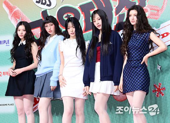 그룹 NewJeans(뉴진스)가 25일 오후&nbsp;인천광역시 중구 운서동 인스파이어 아레나에서 열린&nbsp;SBS 가요대전&nbsp;레드카펫 행사에 참석하고 있다.&nbsp; [사진=정소희 기자]