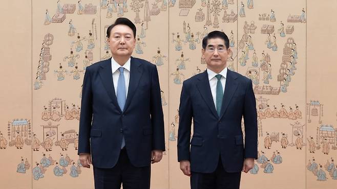 지난해 9월 윤석열 대통령이 용산 대통령실에서 김용현 전 국방부 장관(오른쪽)에게 임명장을 수여하는 모습 (사진, 대통령실)