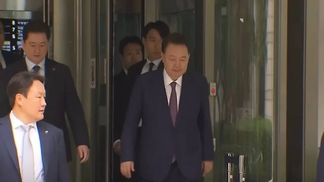 '3대 특검' 임명 이후 처음 16일, 재판에 출석한 윤석열 전 대통령. 점심 휴정 시간에 법정을 빠져나오는 모습. (SBS 캡처)