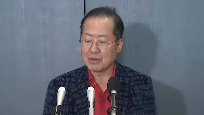 홍준표 전 대구시장이 17일 오후 인천국제공항 제1여객터미널에 도착해 취재진과 마주하고 입장을 밝히고 있다. (SBS 뉴스 캡처)