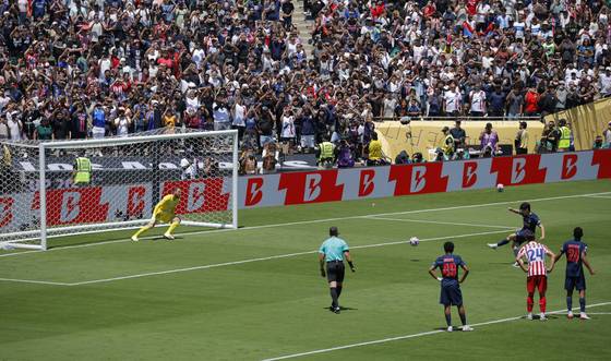 아틀레티코 마드리드와의 클럽 월드컵 첫 경기 페널티킥 찬스에서 왼발로 팀의 네 번째 골을 터뜨리는 파리생제르맹 이강인. [로이터=연합뉴스]