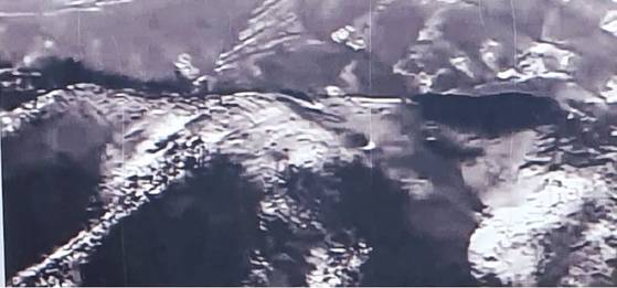 무수한 포격으로 수목이 모두 사라진 뒤 산의 형상이 마치 백마가 누워 있는 모습 같다고 해서 백마고지라 불렸다. 열흘간의 전투에 사용된 양측의 폭탄을 줄 세우면 서울~부산 거리라는 주장도 있다. [사진 김정탁]