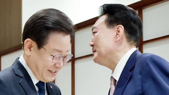 지난해 4월 당시 윤석열 대통령이 용산 대통령실에서 열린 영수회담 시작 전 당시 이재명 더불어민주당 대표(현 대통령)를 맞이하고 있다. [연합뉴스]