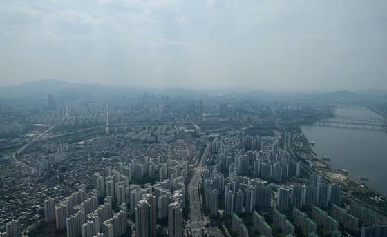 16일 한국부동산원에 따르면 올 5월 서울 아파트값은 전달 대비 0.54% 올랐다. 사진은 지난달 26일 서울 송파구 롯데월드타워 전망대 서울스카이에서 본 강남 지역 아파트. [뉴시스]