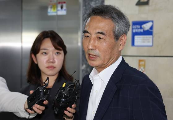 답변하는 민중기 특검   (서울=연합뉴스) 서명곤 기자 = 윤석열 전 대통령의 부인 김건희 여사 의혹을 수사할 민중기 특별검사가 16일 서울 서초구 사무실 앞에서 취재진의 질문에 답하고 있다.. 2025.6.16   seephoto@yna.co.kr (끝)  〈저작권자(c) 연합뉴스, 무단 전재-재배포, AI 학습 및 활용 금지〉