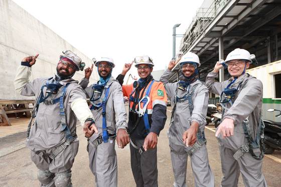 지난 13일 울산 HD현대중공업. 지난해 4월 외국인 최초 사내협력사 현장 반장이 된 쿠마라(36)씨가 동료들과 작업에 들어가기 전 구호를 외치고 있다. 사진 HD현대중공업