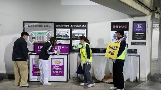 경기 성남시는 지난달 24일부터 프로축구단 성남FC 홈구장인 탄천종합운동장의 매점과 푸드트럭에 다회용기를 도입했다. 다회용기 회수율을 높이기 위해 자원순환관리사와 자원봉사자들을 곳곳에 배치해 반납 절차 등도 안내하고 있다. 성남시