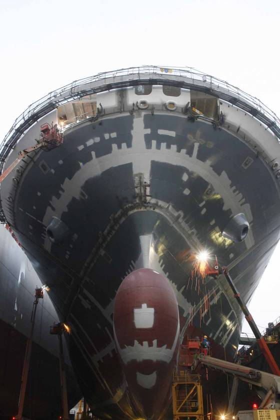 조선소에서 용접 작업이 이뤄지는 모습. 중앙포토