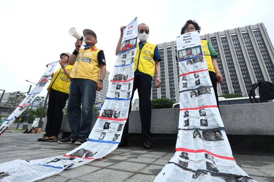 최성룡 납북자가족모임 대표가 16일 서울 종로구 정부서울청사 앞에서 대북전단 살포 관련 기자회견을 하고 있다. 납북자가족모임은 정부가 납북자 생사확인을 하지 못하고 있기 때문에 북한에 납치된 가족 소식지 보내기 활동을 한 것이라며 답변이 올때까지 소식지를 보낼 것이라고 밝혔다. 뉴스1