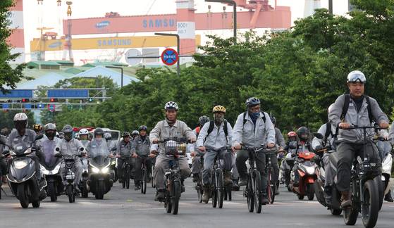 5일 경남 거제시 삼성중공업에서 근무 중인 국내외 근로자들이 일과를 마치고 퇴근하고 있다. 송봉근 기자
