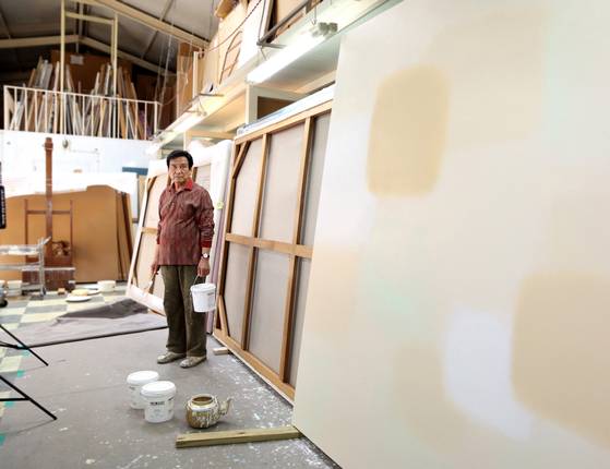 작업실에 선 서승원 화백. 홍익대학교 명예교수인 그는 홍익대학교 회화과와 동대학원을 졸업했고 각국 유수 미술기관 전시 및 파리·상파울루·광주 비엔날레 등 국제 미술행사에 다수 참여했다. 사진 PKM 갤러리