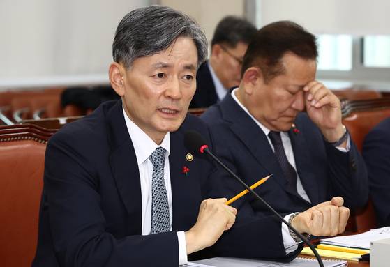 조지호 경찰청장이 지난해 12월 5일 오후 서울 여의도 국회에서 열린 비상계엄 관련 행정안전위원회 전체회의에서 계엄 사태에 관한 질의에 답변하고 있다. 뉴스1