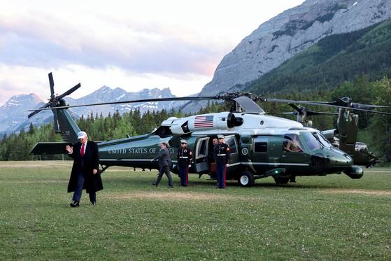 도널드 트럼프 미국 대통령이 15일(현지시간) 캐나다 앨버타주 카나나스키스의 록키 마운틴 리조트 마을에서 열린 G7 정상회의에 참석하기 위해 도착하고 있다. 로이터=연합뉴스