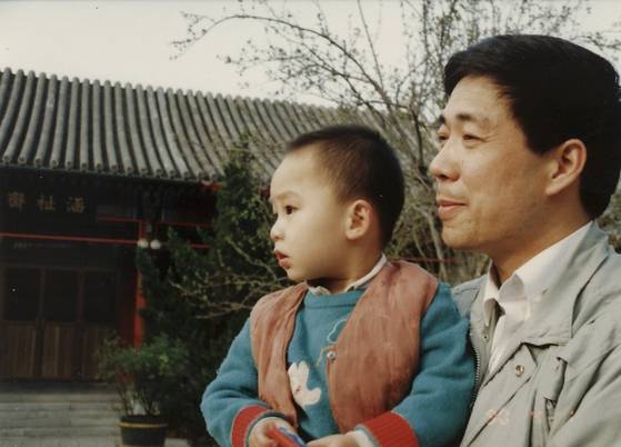 16일(현지시간) 아버지의 날을 맞아 중국 보시라이 전 정치국위원 겸 충칭시 서기의 아들 보과과가 소셜미디어 X에 올린 사진. 보과과는 아버지의 낙마 후 13년간 자신감을 키웠다고 강조했다. 사진 X 캡처