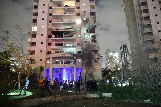 지난 16일 이란의 미사일 폭격으로 이스라엘의 건물이 부서진 모습. 신화통신=연합뉴스